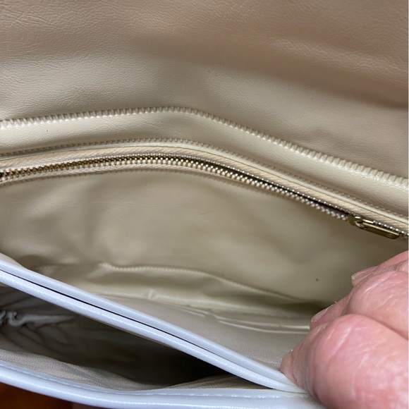 Snappy white wristlet in vinyl has nice details like front straps for a scarf. - Picture 8 of 8